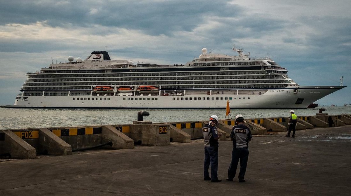 FOTO: Kala Kapal Pesiar Viking Sun Bersandar di Bali