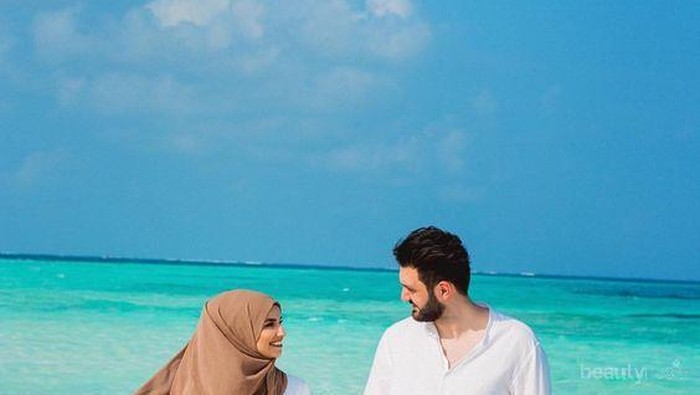 Enggak Perlu Ribet, Ide Foto Prewedding Hijab Simpel Ini Bisa Jadi Inspirasi Kamu