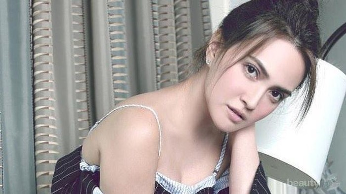 Enggak Perlu Ribet, Ini Trik Make Up Natural yang Membuatmu Makin Memesona!