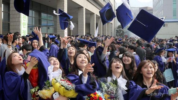 Simak Inspirasi Make Up Wisuda Ala Korea yang Bikin Kamu Jadi Pusat Perhatian! Simak Inspirasi Make Up Wisuda Ala Korea yang Bikin Kamu Jadi Pusat Perhatian!