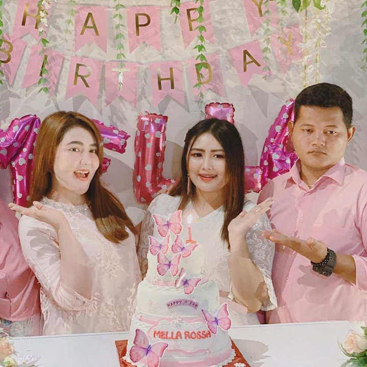 <p>Rossa yang berulang tahun pada 4 Maret 2020 itu memang memiliki paras yang sangat mirip dengan Via. Netizen sampai mengatakan kalau mereka seperti saudara kembar. (Foto: Instagram @mellross_08)</p>