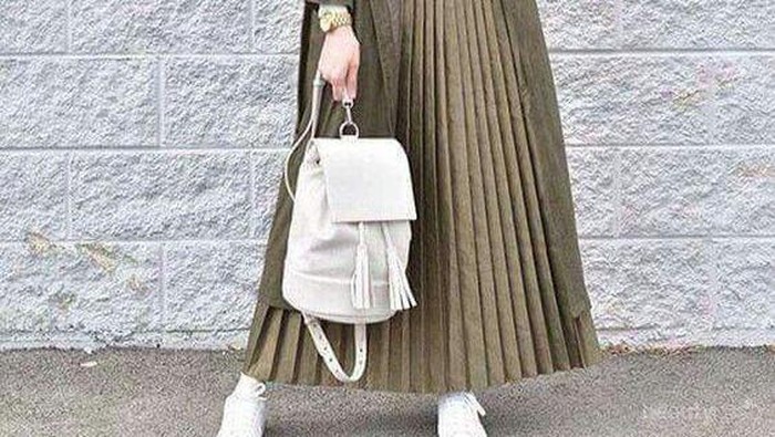 Menarik, Ini Inspirasi Padu Padan Rok Plisket Hijab untuk Musim Hujan yang Bisa Kamu Coba!