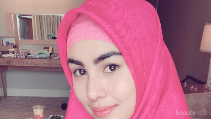 Cantiknya! Inspirasi Style Kartika Putri Setelah Berhijab Ini Bikin Ingin Coba Hijab Menutup Dada