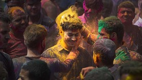 Semarak Festival Holi Hindu India di Tengah Cemas Corona