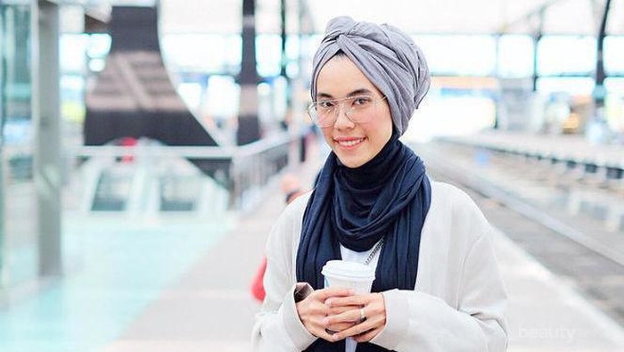 Selalu Fashionable! Ini 4 Gaya Hijab Iymel dengan Busana Kasual