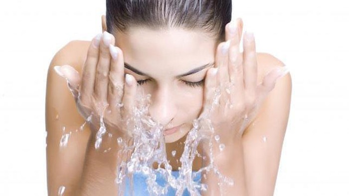 Cuci Muka Hanya dengan Air Biasa? Tambahkan Bahan Ini Agar Wajah Semakin Berkilau