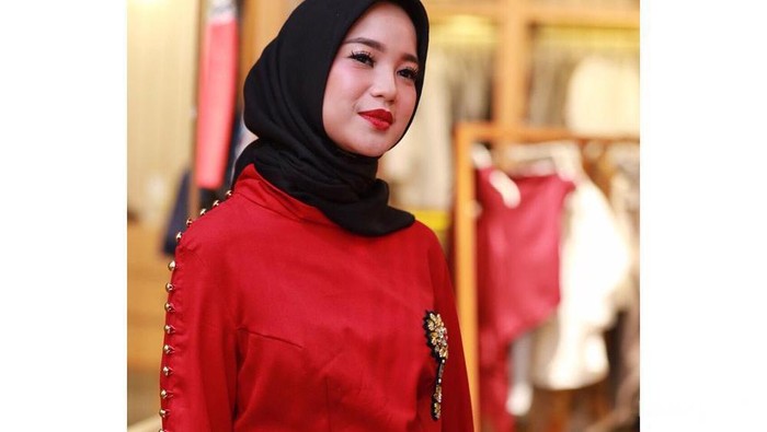 Inspirasi Gaya Busana Hijab Simple Hingga Glamour Chacha Frederica Ini Bisa Kamu Tiru Lho!