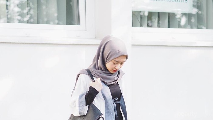 Saatnya Jadi yang Paling Modis di Kampus dengan Style Hijab Kekinian Ala Gita Savitri