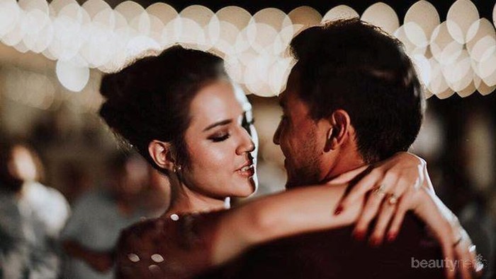 Romantis! Ini Momen Mesra pada Pernikahan Raisa Hamish yang Tidak Boleh Kamu Lewatkan