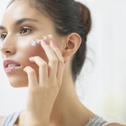 #FORUM Sebenarnya Perlu Enggak Sih Pakai Sunscreen Setiap Waktu?