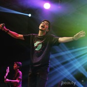 Ganteng dan Kharismatik, 5 Vokalis Grup Band Populer Indonesia Ini Paling Banyak Fansnya!