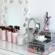 Jaga Kerapian Meja Makeup Kamu dengan Cara Ini Yuk!
