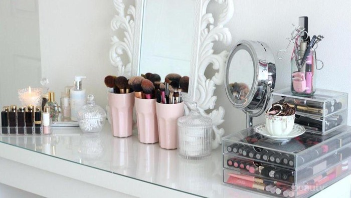 Jaga Kerapian Meja Makeup Kamu dengan Cara Ini Yuk!