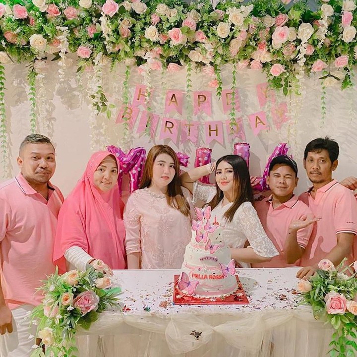 <p>Via Vallen dan keluarganya baru saja merayakan ulang tahun sang adik, Mella Rossa. Foto keduanya mencuri atensi netizen, karena memiliki paras yang sangat mirip. (Foto: Instagram @mellross_08)</p>