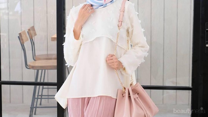 Masih Populer, Celana Plisket Ini Bikin Penampilan Hijabers Jadi Terlihat Anak Muda Banget Lho!