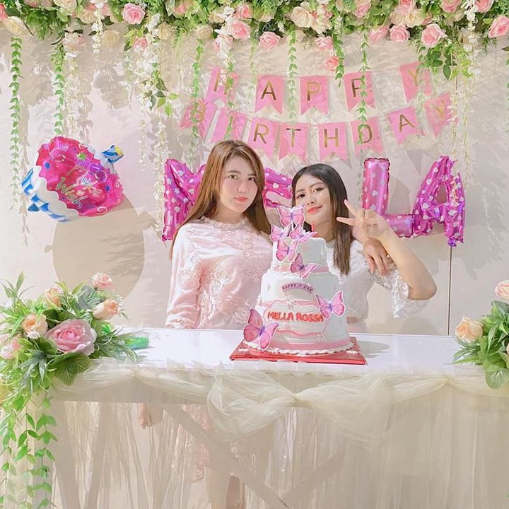 <p>Banyak juga yang baru tahu kalo Mella adalah adik Via Vallen. Ada yang melempar canda, mengira kalau Mella adalah pemaian FTV. Hal itu dimaklumi netizen lainnya karena belakangan Mella jarang tampil bersama Via. (Foto: Instagram @mellross_08)</p>