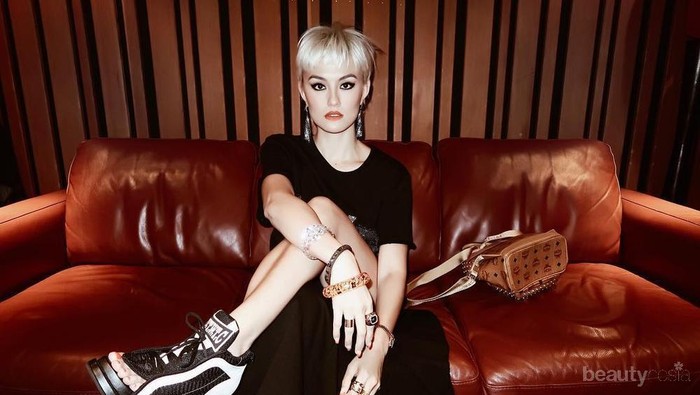 Dari Sneakers Hingga Heels, Ternyata Ini Deretan Koleksi Sepatu Agnez Mo yang Keren Abis