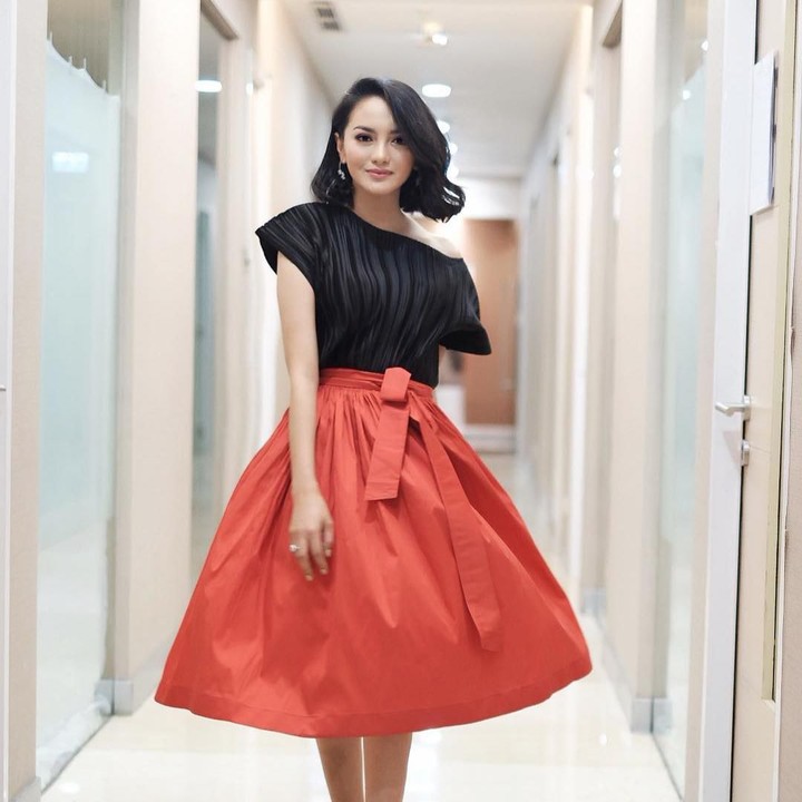 <p>Mengenakan gaun merah dan hitam, Rini terlihat anggun sekaligus manis. Setuju ya, Bun? (Foto: Instagram @ririnekawati)</p>