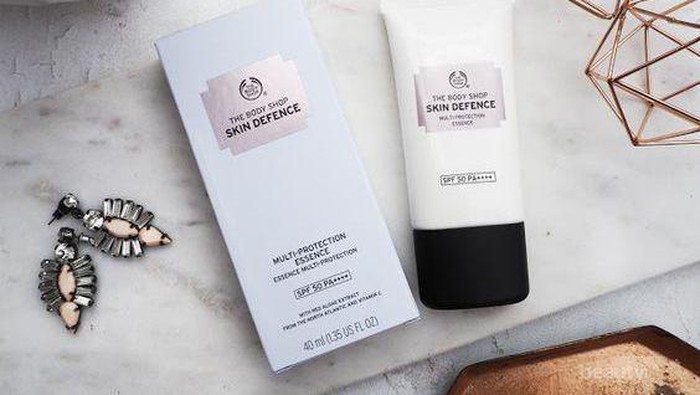 Lindungi Kulit Cantikmu dengan The Body Shop Skin Defense Multi-Protection Essence SPF 50 PA++++