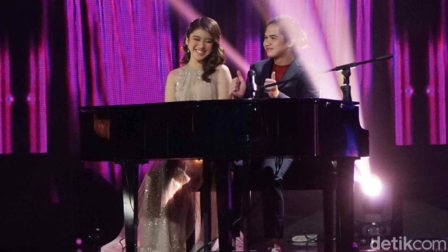 Dul Jaelani dan Tiara Idol saat tampil di kawasan Kebon Jeruk.