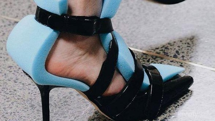 [FORUM] Sepatu berbahan spons mirip pencuci piring, harganya gak masuk akal!