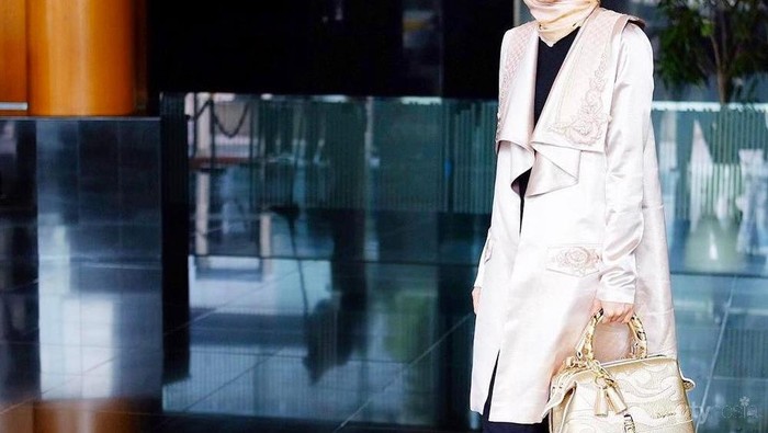 Tetap Modis dan Rapi, Ini 7 Inspirasi Padu Padan Blouse Hijab Stylish untuk ke Kantor!
