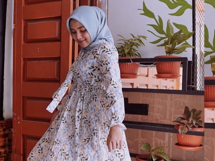 5 Inspirasi OOTD Hijab Simpel Una Maulina, Calon Istri Sahrul Gunawan
