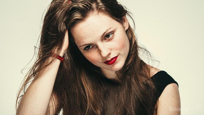 Jangan Badmood, Ini 7 Cara Paling Cepat untuk Langsung Atasi Rambut Lepek Kamu di Hari Itu