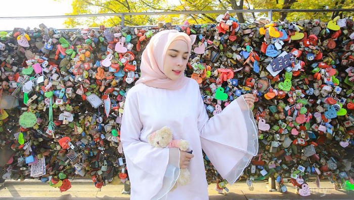 Cek Yuk! Inspirasi Gaya Busana Kasual dengan Warna Pastel Ala Selebgram Hamidah Rachmayanti!