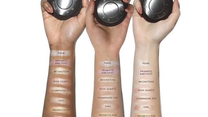 Para Pecinta Makeup, Jangan Sampai Ketinggalan Mencoba Highlighter Becca yang Satu Ini