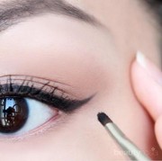 Psst, Yuk Intip Cara Membentuk Eyeliner Agar Sesuai dengan Bentuk Mata Kamu!