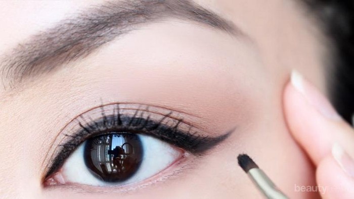 Psst, Yuk Intip Cara Membentuk Eyeliner Agar Sesuai dengan Bentuk Mata Kamu!