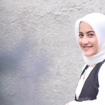 Tampil Lebih Anggun nan Elegan dengan Tiru Padu Padan Warna Hijab Putih Berikut Ini!