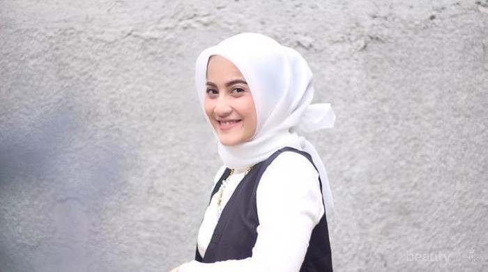 Tampil Lebih Anggun nan Elegan dengan Tiru Padu Padan Warna Hijab Putih Berikut Ini!