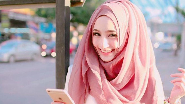 Duh, Cantiknya Gaya Fashion Hijab Kasual ala Selebgram Thailand Ini!