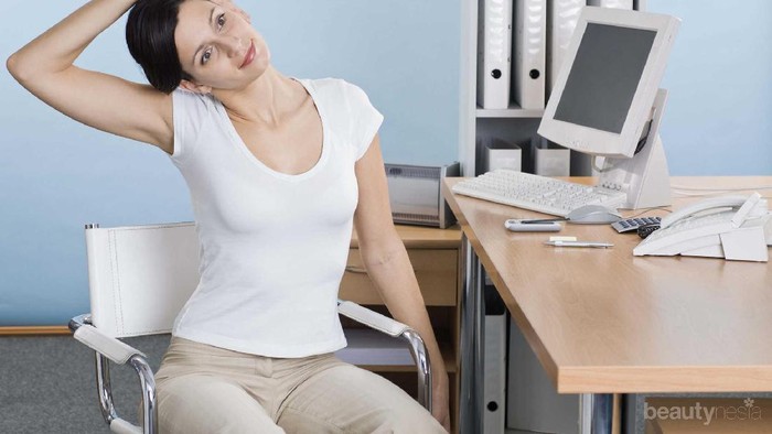 Rilekskan Otot Tubuh dengan 5 Tutorial Stretching Ringan yang Bisa Kamu Lakukan di kantor