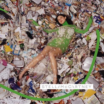 Unik, Desainer Ini Mengubah Sampah Menjadi Baju yang Ditampilkan di Paris Fashion Week Kemarin