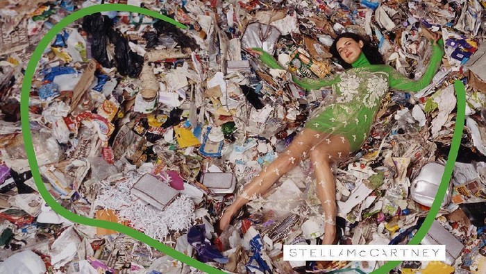 Unik, Desainer Ini Mengubah Sampah Menjadi Baju yang Ditampilkan di Paris Fashion Week Kemarin