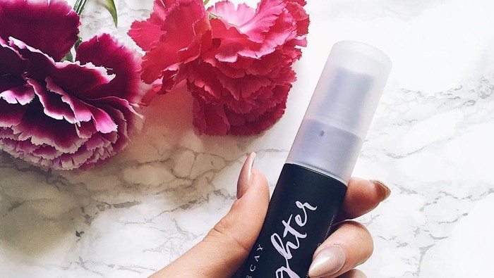 Selamatkan Dompet Kamu dengan 3 Dupe dari Urban Decay All Nighter Setting Spray, Ladies!