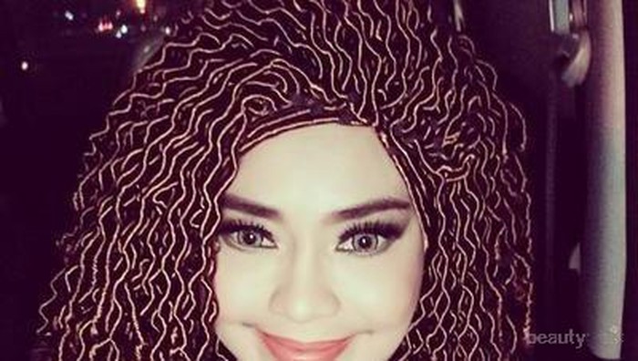 Hijab wig, kocak banget ya gaya hijabnya Iyeth Bustami ini Hijab wig, kocak banget ya gaya hijabnya Iyeth Bustami ini