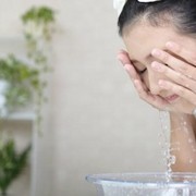 Ladies, Ini Dia Perbedaan Mencuci Muka dengan Facial Wash dan Air Saja