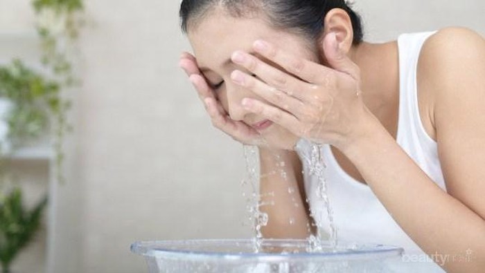 Ladies, Ini Dia Perbedaan Mencuci Muka dengan Facial Wash dan Air Saja