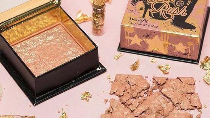 Dapat Kilau Hangat Natural di Setiap Penampilan dengan Benefit Gold Rush Blush
