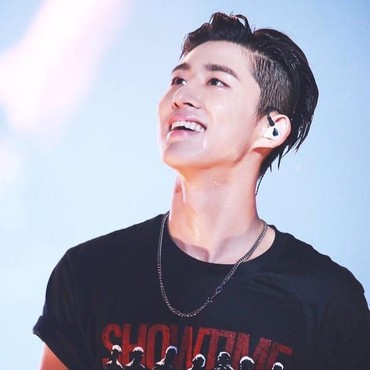 Tampan dan Baik Hati, B.I Eks iKON Salurkan Donasi ke Panti Asuhan