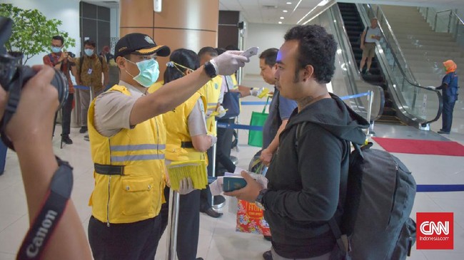 Jumlah pasien positif terinfeksi virus corona (Covid-19) di DKI Jakarta hingga Senin (23/3) bertambah menjadi 355 orang.