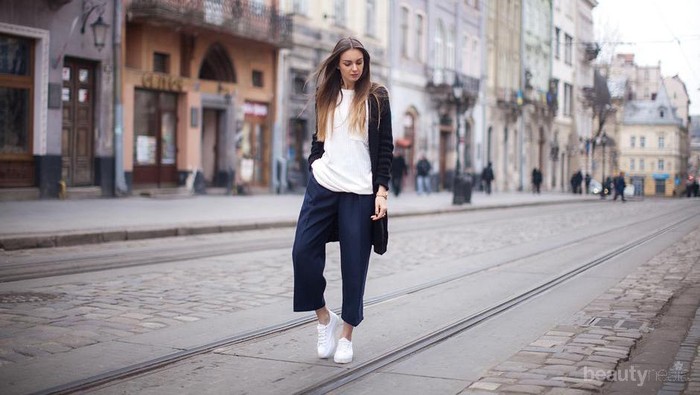 Tak Melulu dengan Flat Shoes atau Heels, Kulot Juga Bisa Jadi Dipadukan dengan Sneakers Lho