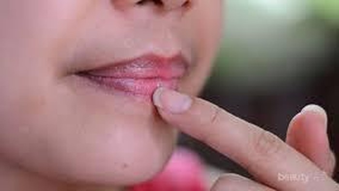 [FORUM] Benar gak sih pemakaian lipstick membuat kulit bibir jadi gelap???