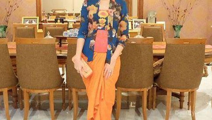 Enggak Perlu Ke Tukang Jahit, Ini Cara Pakai Rok Kebaya yang Simple dan Super Praktis