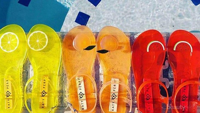 #NEWS Brand Milik Katy Perry Ini Punya Koleksi Sandal Aroma Buah yang Bisa Bikin Tampilan Kamu jadi Ceria!