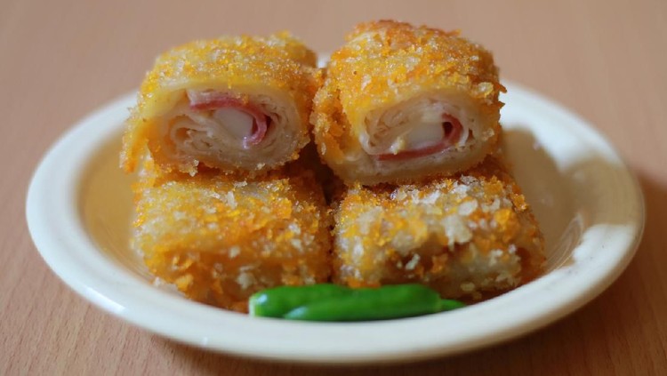 Bunda pernah mencoba menggoreng risol mayo, tapi mayonnaisenya meluber? Nah, berikut ini cara menggoreng risol mayo frozen agar tidak luber.